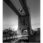 „Tower Bridge“, Kalenderblatt für Dezember mit Foto der Brücke-Ansicht von unten und umliegenden Gebäuden.