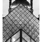 "12, Louvre, CASARES EDITION." Schwarz-weiß Kalenderblatt mit Pyramidenglas und antiker Gebäudekuppel im Hintergrund.