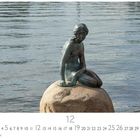 Kopenhagen, Langelinie. Dezember-Kalender mit der Kleinen Meerjungfrau-Statue auf einem Stein im Wasser.