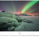 Lokales Polarlicht. Zahl 12 hervorgehoben. Schneebedeckte Felsen am See, grüne Polarlichter am sternklaren Himmel.