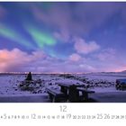 "Polarlicht." Eine verschneite Landschaft unter einem Himmel mit grünen und violetten Polarlichtern, am Boden ein Tisch.