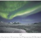 "12 CASAES EDITION" in Grautönen, darunter Kalenderzahlen. Nordlichter über schneebedeckter, bergiger Landschaft.