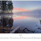 Text zeigt "12" und Zahlen 1-31. Ansicht eines ruhigen Sees bei Sonnenaufgang mit Bäumen und sanftem Nebel.