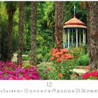 12, Monatskalender, Casares Edition; üppiger Garten mit Palmen, bunten Blumen und einem Pavillon im Hintergrund.