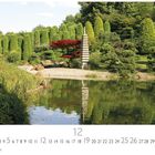 Zahlreiche Koniferen am Wasser, mittig eine Pagode. Text: "CASARES EDITION" und Kalenderdatum "12."
