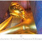 Die Worte "Liegender Buddha in Wat Pho" beschreiben eine riesige goldene Buddha-Statue in einem reich verzierten Raum.