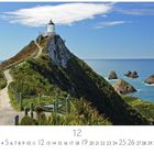 Leuchtturm am Nugget Point. Eine Küstenlandschaft mit Klippen, Pfad, grünem Bewuchs und einem weißen Leuchtturm oben auf der Spitze.