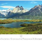 Torres del Paine National Park, Dezemberkalenderblatt. Berglandschaft mit Seen und grüner Vegetation unter blauem Himmel.