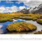 "Moorlandschaft" steht unten links. Bergige Moorlandschaft, teils bewölkter Himmel mit blauem Himmel und Reflexionen im Wasser.