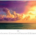 „Sonnenuntergang 12 CASARES EDITION“ steht auf einem Kalenderblatt. Der Himmel ist bunt mit dramatischen Wolken.