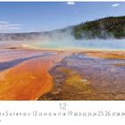 Yellowstone Nationalpark. Kalenderblatt 12. Ansicht von farbenfrohen heißen Quellen mit Dampf in einer weiten Landschaft.