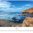 Text: "Küste bei San Diego", Monatsübersicht unten.  
Ansicht einer felsigen Küste mit blauem Himmel und Wolken.