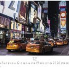 Times Square, beleuchtet von Werbetafeln. Auf der Straße sind gelbe Taxis und viele Menschen zu sehen. Dezember-Kalender.