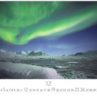 "Aurora Borealis". Monatsübersicht mit Dezemberdaten. Ein strahlendes Nordlicht über einer verschneiten Landschaft.