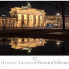 "Brandenburger Tor" und "CASARES EDITION" unter einer nächtlichen, beleuchteten Darstellung mit Spiegelung im Wasser.
