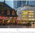 "Hauptwache. GALERIA Kaufhof. Ein historisches Gebäude mit erleuchteten Fenstern und Menschen unter Sonnenschirmen."