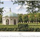 "Hofgarten", Zahl "12" groß, Kalenderdaten. Pavillon mit Kuppel in einer Gartenanlage, umgeben von Bäumen und Menschen.