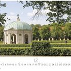 Text: "Hofgarten" und "CASARES EDITION". 
Kalender mit Pavillon und Grünanlagen im sonnigen Park.