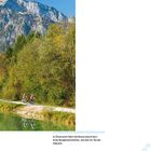 "In Österreich führt die Route durch herrliche Berglandschaften, wie hier im Tal der Salzach." Zwei Radfahrer am Fluss.