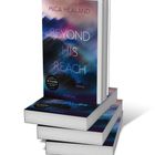 Buchtitel: "BEYOND HIS REACH" von Mica Healand, mit einem Hinweis "Ab 18 Jahre". Abstrakter, verschwommener Hintergrund in Blau- und Pinktönen.