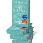 Buchtitel und Autor: "The Mistake", Elle Kennedy. Blaugrünes Cover mit Hockey-Motiven und einer Architekturzeichnung.
