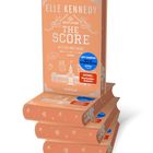 Das Bild zeigt mehrere Exemplare des Buches "The Score - Mitten ins Herz" von Elle Kennedy, markiert als Bestseller bei "Der Spiegel".