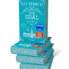 Buchtitel: "THE GOAL: Jetzt oder nie". Autor: Elle Kennedy. Stapel von blauen Büchern mit Illustrationen und Aufklebern.