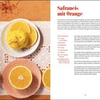 "Safraneis mit Orange" und Text zu Zutaten und Zubereitung. Links Orangen mit Safran und Eis auf dekorativem Tischset.