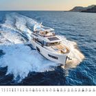 Kalenderblatt mit Zahlen 1-31 unten, eine Yacht fährt schnell durch das blaue Meer, Wellen spritzen auf.