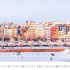 Dezember. Das Leben ist bunt: Häuserfronten im Schnee, bunte Gebäude, verlassene Straße, vereinzelte Menschen und ein rotes Auto.