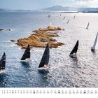 Kalender mit Datum 12 und Tagen unten. Mehrere Segelboote segeln um felsige Inseln im Hintergrund.