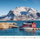 Dezemberkalender mit norwegischer Winterlandschaft: Schneeberge, rotes Haus am Wasser, Segelboot.