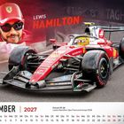 Kalenderseite mit "Dezember 2027". Rennwagen mit Logo und der Text "Lewis Hamilton". Rennfahrer-Porträt im Hintergrund.