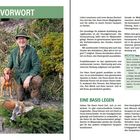 VORWORT: Ein Mann in grüner Tracht mit Hund kniet neben einem erlegten Reh im Wald.