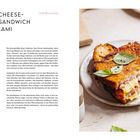 Hier steht die Überschrift "GRILLED-CHEESE-ANANAS-SANDWICH MIT PASTRAMI". Rechts ein Sandwich mit Basilikum auf einem Teller.
