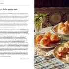 Titel: Swinghi Puffy pastry balls. Links Rezepttext, rechts Teller mit Gebäck auf Tischdecke, Krug daneben. 