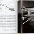 Grundriss eines Hauses links, daneben Text über ein Haus auf einem Hügel in Los Angeles mit spektakulärer Aussicht. Rechts Foto.