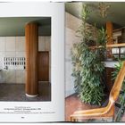 via Uguccione da Pisa 6. Giuseppe Barbieri, 1968. Ein eleganter Innenraum mit Pflanzen, Holzsäulen und Treppe.