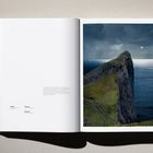 Links steht Text: „Moonlight“, „The Drowning“, „Ultima Thule“. Rechts ein Foto einer stürmischen Steilküste bei Nacht.