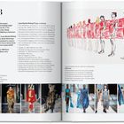 "1998" steht oben, gefolgt von Details zu Issey Miyakes Ausstellungen. Zeichnung von Models in roten Kleidern. Darunter Laufstegfotos.