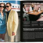 Texte: „They've made it. Sam and Ginger blithely adopt...“  
Links ein Paar vor einem Flugzeug, rechts drei Personen an einem Tisch.