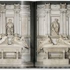 Links: Skulpturen in Prunkgräbern, zwei liegend, eine sitzend. Rechts: Ähnliche Anordnung auf einer Doppelseite in einem Buch.