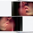 Seite 419. Nahaufnahmen von einem Kinn und Lippen in gedämpftem Licht, auf zwei weißen Buchseiten.