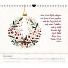 Text aus Jesaja 9,5 rechts. Darunter Kalender für Dezember. Illustration: Weihnachtskugel mit roten Beeren und Blättern.