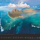 Kalenderseite Dezember mit Ansicht von Le Morne Brabant in Mauritius; türkisfarbenes Wasser und Wellen umgeben die Halbinsel.