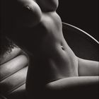 Kalender mit der Zahl 12. Schwarz-weiß Foto eines weiblichen Oberkörpers in dramatischer Beleuchtung.