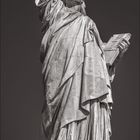 Dezemberkalender mit schwarz-weißem Foto der Freiheitsstatue, Zahlen und Tage in zwei Reihen unten rechts.