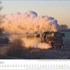 DEZEMBER 2023 Kalender. Dampflokomotive fährt durch frostige Landschaft mit viel Dampf im Sonnenaufgang.