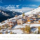 Der Text "dezember" und Zahlen von 1 bis 31. Schnee bedeckt ein Bergdorf mit traditionellen Häusern; Berge im Hintergrund.
