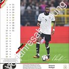 Volljahresabdeckung. Kalender für November mit Fußballspieler und Unterschrift: Antonio Rüdiger.